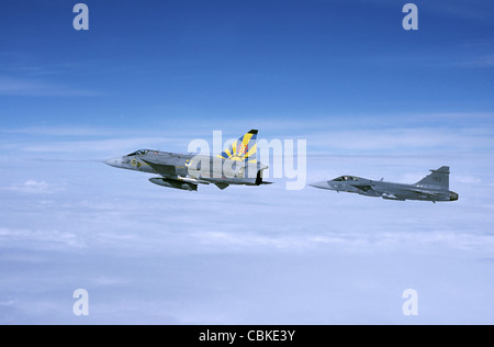 JA Saab Viggen 37 et Saab JAS 39 Gripen des combattants de l'Armée de l'air suédoise. Banque D'Images