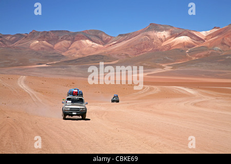 Les véhicules à quatre roues motrices de la conduite sur piste de terre sur l'Altiplano en Bolivie Banque D'Images