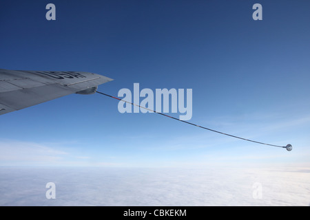 Le flexible d'un ravitaillement en carburant de l'aile armée de l'air Boeing KC-135 Stratotanker. Banque D'Images