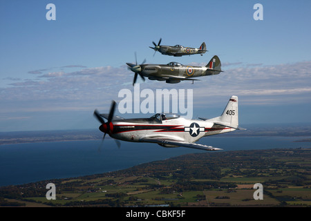 Angelholm, Suède - North American P-51 Mustang Cavalier avec Supermarine Spitfire Mk. XVIII et Mk. XVI fighter warbirds. Banque D'Images