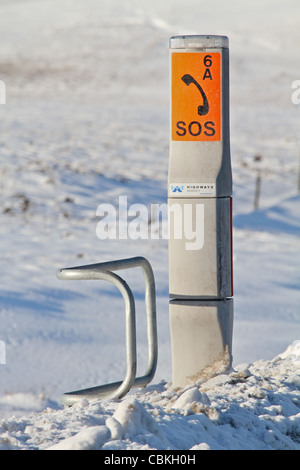 Highways Agency point de téléphone d'urgence dans un paysage de neige sur le Col Woodhead au Yorkshire Banque D'Images