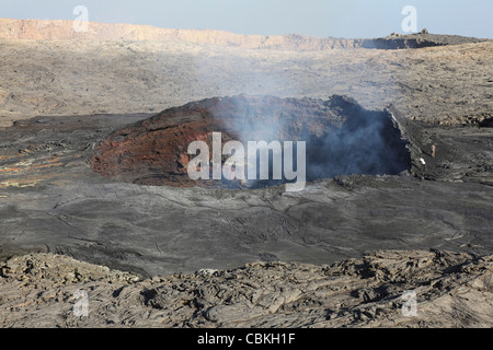 30 janvier 2011 - Pit cratère abritant, lac de lave du volcan Erta Ale, dépression Danakil, l'Éthiopie. Banque D'Images