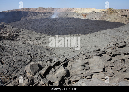 30 janvier 2011 - Amérique du cratère recouvert de laves basaltiques, volcan Erta Ale, dépression Danakil, l'Éthiopie. Banque D'Images