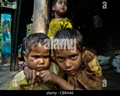 D'Œil indien Kolkata ville de foi, trois enfants des rues de Calcutta Banque D'Images