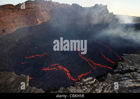 30 janvier 2011 - lac de lave dans la fosse, cratère du volcan Erta Ale, dépression Danakil, l'Éthiopie. Banque D'Images