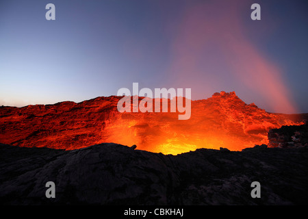 30 janvier 2011 - lac de lave murs éclairant de cratère à ciel ouvert à la nuit tombée, le volcan Erta Ale, dépression Danakil, l'Éthiopie. Banque D'Images