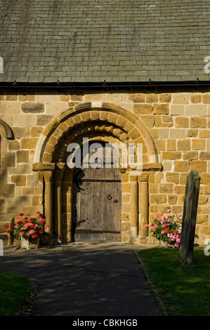 Près de la porte en bois de l'église St Oswald Sowerby près de Thirsk North Yorkshire Angleterre Royaume-Uni GB Grande-Bretagne Banque D'Images