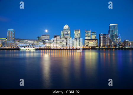 Pleine lune sur les gratte-ciel dans le quartier des docks de Londres Banque D'Images