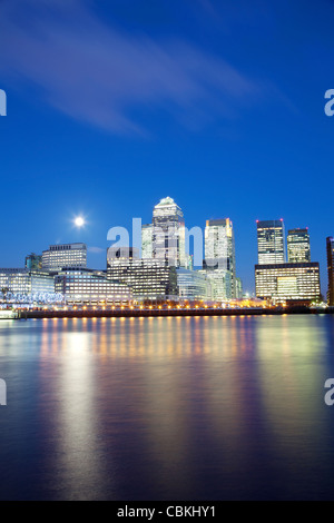 Pleine lune sur les gratte-ciel dans le quartier des docks de Londres Banque D'Images