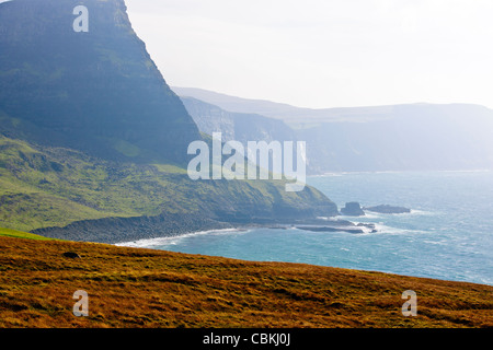 Neist Point, Leuchtturm,un téléphérique aérien est utilisé pour prendre des fournitures à la pointe,Moonen Bay,Oisgill,Bay à l'île de Sky, Ecosse Banque D'Images