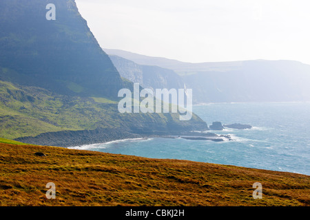 Neist Point, Leuchtturm,un téléphérique aérien est utilisé pour prendre des fournitures à la pointe,Moonen Bay,Oisgill,Bay à l'île de Sky, Ecosse Banque D'Images