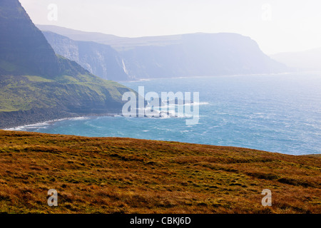 Neist Point, Leuchtturm,un téléphérique aérien est utilisé pour prendre des fournitures à la pointe,Moonen Bay,Oisgill,Bay à l'île de Sky, Ecosse Banque D'Images