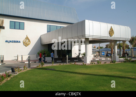 Les logos de la nouvelle Al Jazeera English Channel sur son nouveau siège à Doha à côté de sa soeur channel Al Jazeera. Banque D'Images