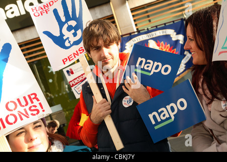 Les travailleurs du secteur public en grève lors d'une marche et un rassemblement de Swindon pour manifester contre les réductions de pension. Banque D'Images