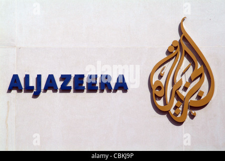 Les logos de la nouvelle Al Jazeera English Channel sur son nouveau siège à Doha à côté de sa soeur channel Al Jazeera. Banque D'Images