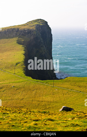 Neist Point, Leuchtturm,un téléphérique aérien est utilisé pour prendre des fournitures à la pointe,Moonen Bay,Oisgill,Bay à l'île de Sky, Ecosse Banque D'Images