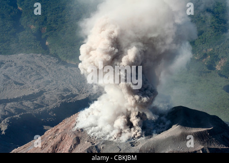 11 décembre 2005 - nuage de cendres de l'éruption du dôme de Santiaguito, complexes, le Guatemala volcan Santa Maria. Banque D'Images