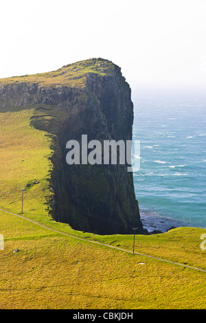 Neist Point, Leuchtturm,un téléphérique aérien est utilisé pour prendre des fournitures à la pointe,Moonen Bay,Oisgill,Bay à l'île de Sky, Ecosse Banque D'Images