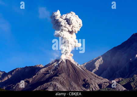 12 décembre 2005 - nuage de cendres de l'éruption du dôme de Santiaguito, complexes, le Guatemala volcan Santa Maria. Banque D'Images