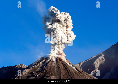 11 décembre 2005 - nuage de cendres de l'éruption du dôme de Santiaguito, complexes, le Guatemala volcan Santa Maria. Banque D'Images