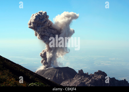 12 décembre 2005 - nuage de cendres de l'éruption du dôme de Santiaguito, complexes, le Guatemala volcan Santa Maria. Banque D'Images