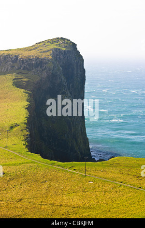 Neist Point, Leuchtturm,un téléphérique aérien est utilisé pour prendre des fournitures à la pointe,Moonen Bay,Oisgill,Bay à l'île de Sky, Ecosse Banque D'Images