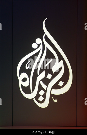 Les logos de la nouvelle Al Jazeera English Channel sur son nouveau siège à Doha à côté de sa soeur channel Al Jazeera. Banque D'Images