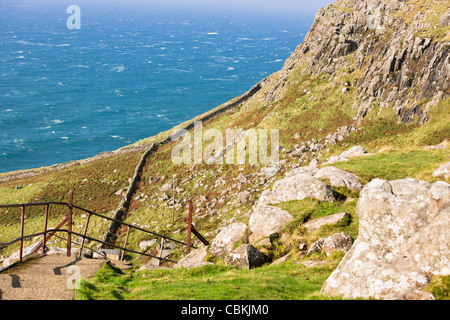 Neist Point, Leuchtturm,un téléphérique aérien est utilisé pour prendre des fournitures à la pointe,Moonen Bay,Oisgill,Bay à l'île de Sky, Ecosse Banque D'Images