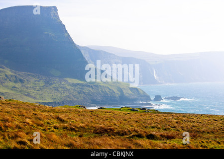 Neist Point, Leuchtturm,un téléphérique aérien est utilisé pour prendre des fournitures à la pointe,Moonen Bay,Oisgill,Bay à l'île de Sky, Ecosse Banque D'Images