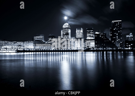 Pleine lune sur les gratte-ciel de Londres Banque D'Images