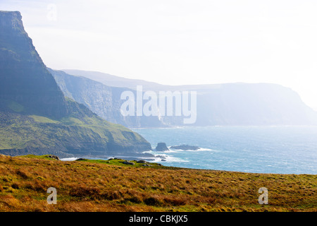 Neist Point, Leuchtturm,un téléphérique aérien est utilisé pour prendre des fournitures à la pointe,Moonen Bay,Oisgill,Bay à l'île de Sky, Ecosse Banque D'Images