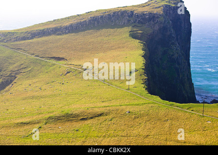 Neist Point, Leuchtturm,un téléphérique aérien est utilisé pour prendre des fournitures à la pointe,Moonen Bay,Oisgill,Bay à l'île de Sky, Ecosse Banque D'Images