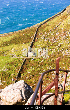 Neist Point, Leuchtturm,un téléphérique aérien est utilisé pour prendre des fournitures à la pointe,Moonen Bay,Oisgill,Bay à l'île de Sky, Ecosse Banque D'Images