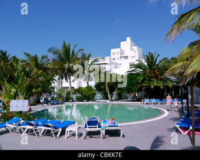 Piscine et à l'entoure all inclusive hôtel Janvia, Fuerteventura Island Banque D'Images