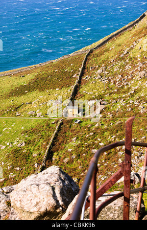 Neist Point, Leuchtturm,un téléphérique aérien est utilisé pour prendre des fournitures à la pointe,Moonen Bay,Oisgill,Bay à l'île de Sky, Ecosse Banque D'Images