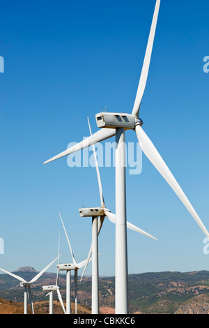 Parc éolien près de Ardales, la province de Malaga, Espagne. Les éoliennes produisant de l'électricité. Banque D'Images