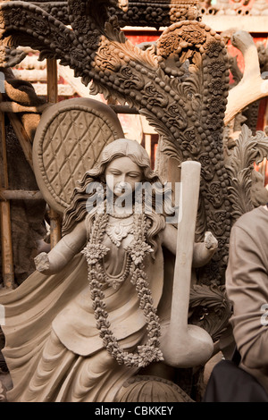 L'Inde, le Bengale occidental, Calcutta Kumartuli, enclave des sculpteurs, argile puja des effigies de Déesse Saraswati en attente de peinture Banque D'Images