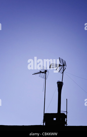 Antennes de télévision contre le ciel au crépuscule Banque D'Images