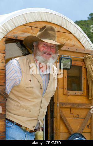 Muleskinner équitation sur un chariot couvert dans la ville de rochers Réserve Nationale et State Park dans le comté de Cassia, Florida, USA. M. Banque D'Images