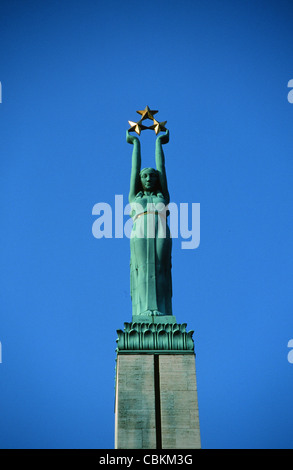 Milda, statue sur le dessus de la mémoire de la liberté à Riga, Lettonie, Pays Baltes, Europe Banque D'Images