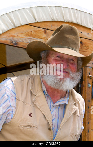 Muleskinner équitation sur un chariot couvert dans la ville de rochers Réserve Nationale et State Park dans le comté de Cassia, Florida, USA. M. Banque D'Images