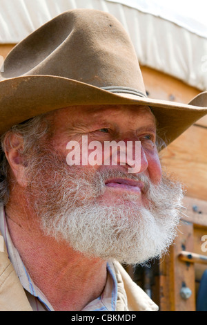 Muleskinner équitation sur un chariot couvert dans la ville de rochers Réserve Nationale et State Park dans le comté de Cassia, Florida, USA. M. Banque D'Images