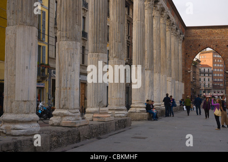 Colonne di San Lorenzo colonnes Corso di Porta Ticinese street Milan Lombardie Italie Europe Banque D'Images