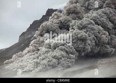 Coulée pyroclastique descendant le flanc du volcan de la Soufrière après petit effondrement du dôme de lave sur le lobe de l'extrusion, Montserrat Banque D'Images