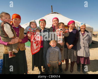 La famille kazakh eagle hunter devant leur ger (yourte) dans la région de l'Altaï à l'ouest de la Mongolie du Bayan-Ölgii Banque D'Images