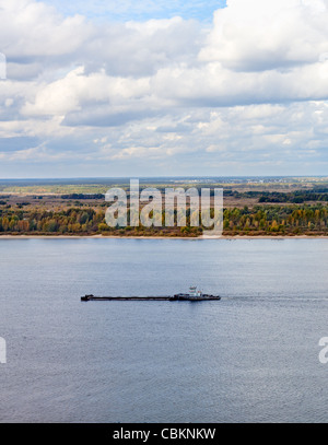 Panorama de la Volga dans la région de Nizhny Novgorod, Russie. D'un cargo naviguant sur l'eau Banque D'Images