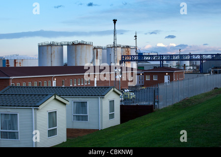 Maisons de domestiques à proximité de dépôt de stockage de produits chimiques liquides Banque D'Images