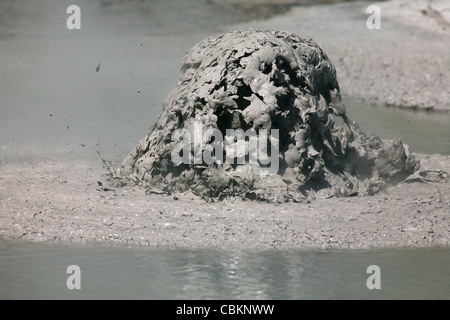 Novembre 2007 - L'éclatement de la bulle de boue, des piscines de boue bouillante, Wai-O-Tapu, zone géothermique de la zone volcanique de Taupo, Nouvelle-Zélande. Banque D'Images