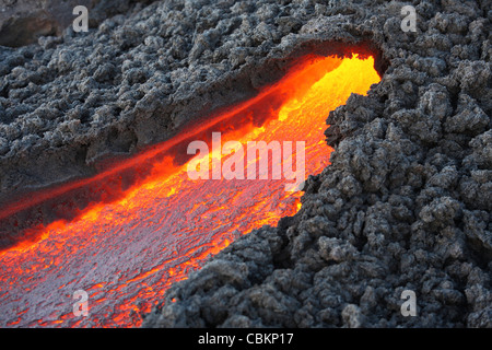 23 décembre 2007 - à partir de la lave qui sort du petit tunnel sur le flanc du volcan Pacaya, Guatemala. Banque D'Images