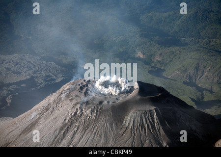 26 décembre 2007 - Déclenchement par l'anneau au sommet de la fissure du dôme, complexe Santiaguito Santa Maria volcan, le Guatemala. Banque D'Images